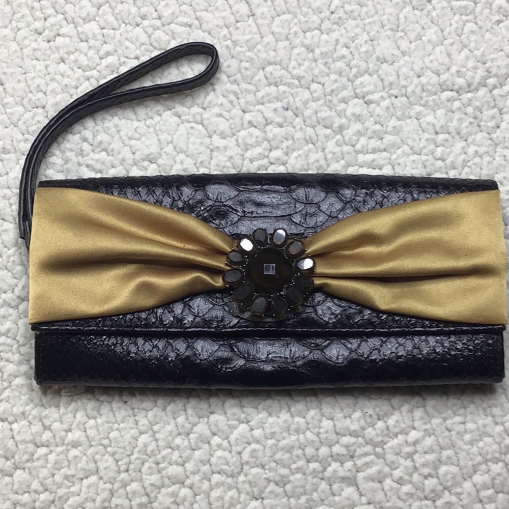 LIKE NEW LIZ CLAIBORNE CLUTCH